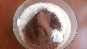 Шоколадный пирог на кефире с вишней