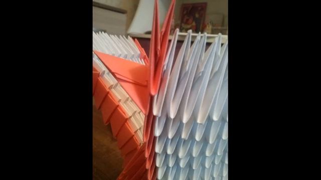 Лебедь из модульного оригами на подставке смотреть онлайн