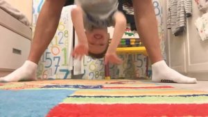 Савва Птенчик на супер качели вверх ногами