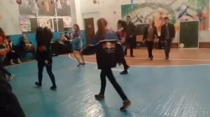 Танец в стиле 90-х.Новый Год