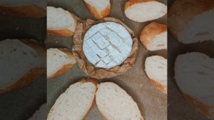 Сыр камамбер, запечённый в духовке с багетом. Очень быстрая и вкусная закуска за 30 минут)
