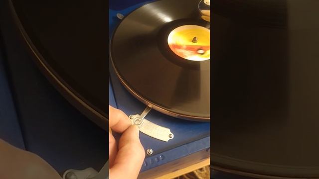 "Старый клён" на патефоне смотреть онлайн