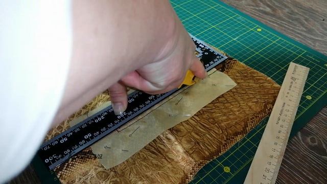 Как вшить молнию (22)/Прорезной карман/Подкроить прямоугольник на подкладке сумки
