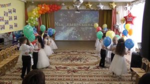 танец с шарами вход на выпускной