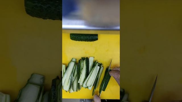 КАК НАРЕЗАТЬ ОГУРЦЫ? САМЫЙ ПРОСТОЙ СПОСОБ (НА СУШИ И РОЛЛЫ) 2019 смотреть онлайн