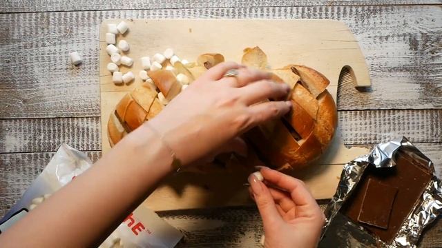 Необычный десерт - батон с шоколадом и маршмеллоу)