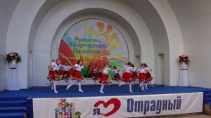 1 мая открытие парка Полина выступает на сцене May 1st opening of the park. Polina performs on stage