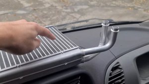 Пассажиру дует теплом, водителю холодом.