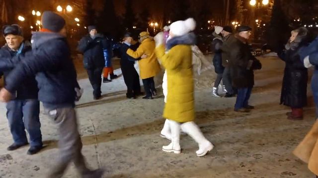 Харьков, танцы в парке, "Я не могу смотреть как ты..." смотреть онлайн