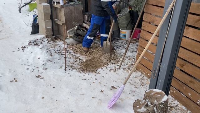 08.12.22. Закрываем навес/гараж - вкрутили сваю и приварили к ней стойку для крепления двери.
