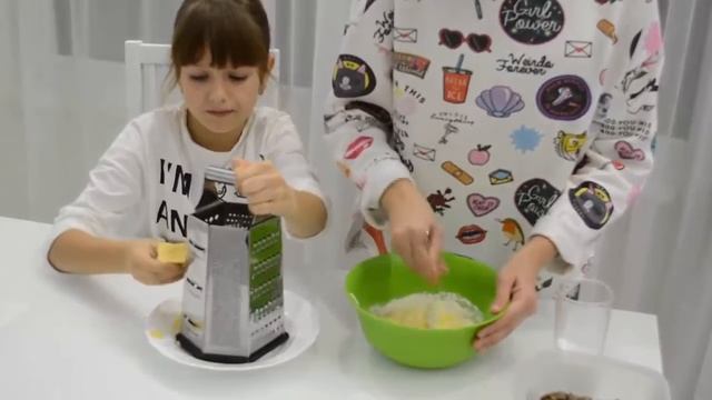 ГРИБНОЙ ПИРОГ С СЫРОМ | Быстро и Вкусно | ПРОСТЫЕ РЕЦЕПТЫ - ГОТОВЯТ ДЕТИ смотреть онлайн