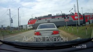 Поезд сбивает Ленд крузер, двое погибших.