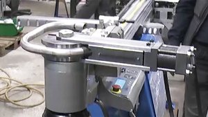 Гибка трубы диаметром 48мм на полуавтоматическом трубогибе MASTER во время обучения и приемки станка