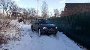 Suzuki Grand Vitara в снегу
