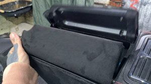 Перетяжка центральной консоли Nissan note e11 самоклеющейся алькантарой.