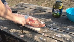 Разделка рыбы на доске