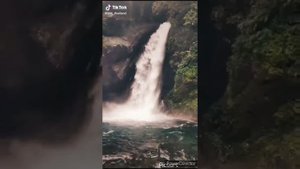 Водопад который течет вверх.