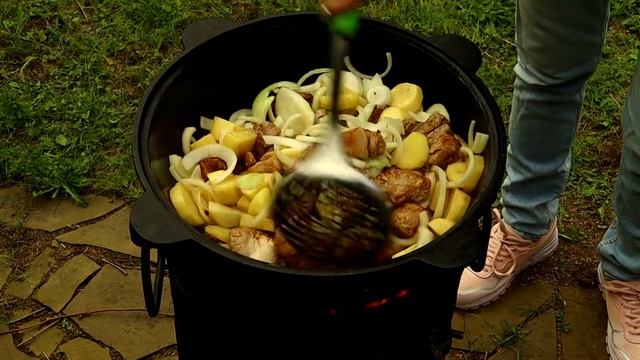 СВИНИНА ТУШЕНАЯ В СМЕТАНЕ С ОВОЩАМИ В КАЗАНЕ НА КОСТРЕ