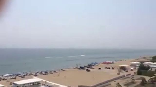 Прямо над головам курортников на пляже в Одесской области пролетело звено военных вертолетов смотреть онлайн