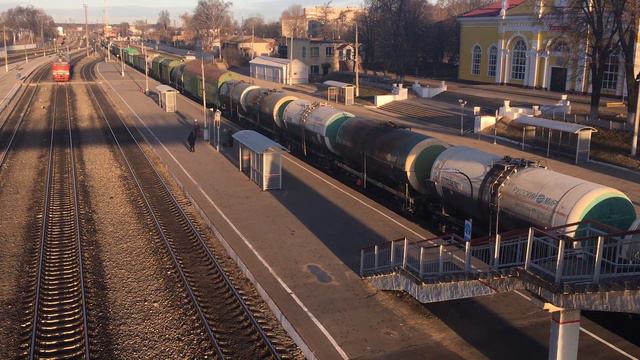 2ТЭ10У-0431 и 2ТЭ10У-0300 с грузовым поездом на станции Узловая-l смотреть онлайн