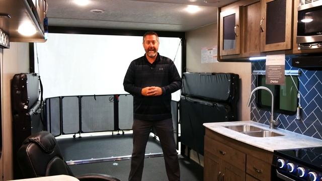 2021 Work and Play 27LT Toy Hauler Walkthrough смотреть онлайн