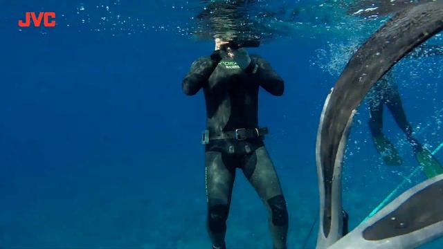 La caméra étanche GZ-RY980 plonge смотреть онлайн