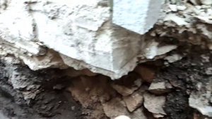 8) Вскрыли фундамент, а там... Подготовка к поднятию фундамента кирпичного дома 1 часть.