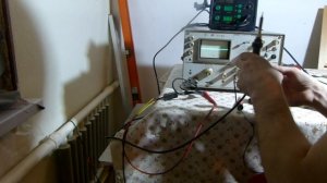 Напряжение  выдает   но не заряжает Почему же