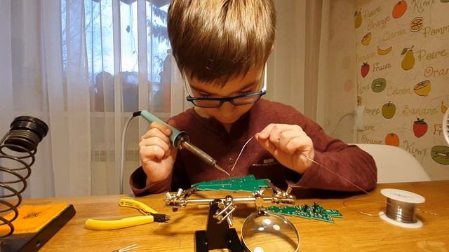 Учимся паять. Светодиодная ёлочка в коробочке. смотреть онлайн