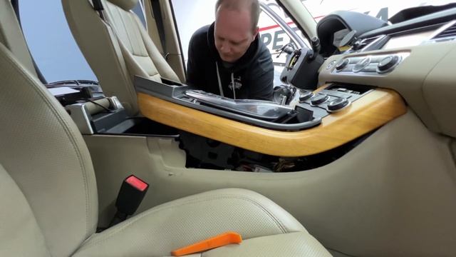 Сделал авто новым за день?Перетяжка руля,ремонт кожи и покраска дерева рояльным лаком на RANGE ROVE смотреть онлайн