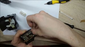 Процесс разбора подрулевого переключателя дворников