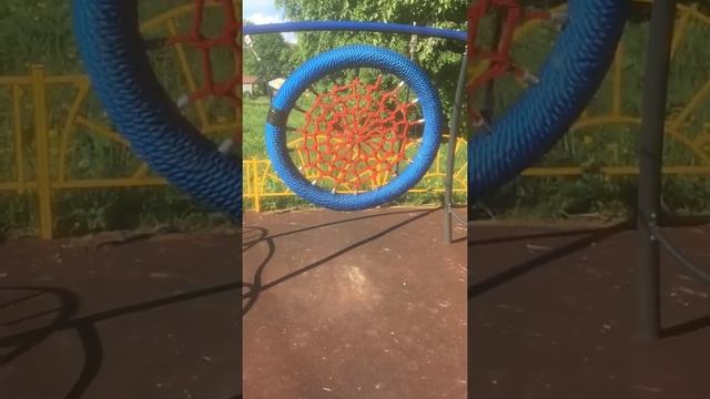 Качели качаются в слоумо