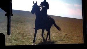 мчится конь подо мной