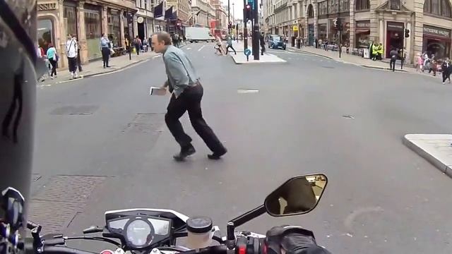 Пугает пешеходов и снимает на камеру GoPro смотреть онлайн