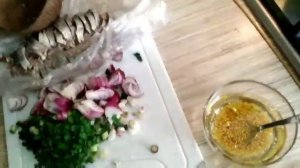 Теплый салат с картофелем, селедкой и луком