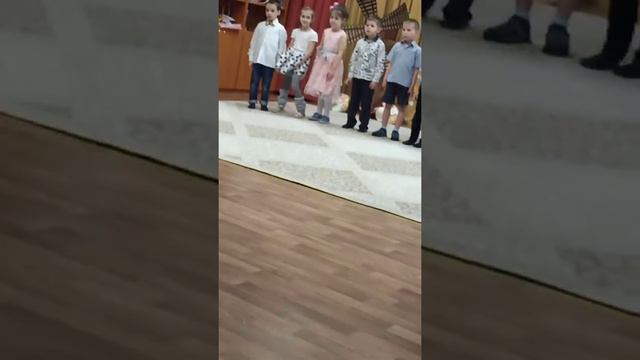 моя сестра в садике поёт прикольную песню