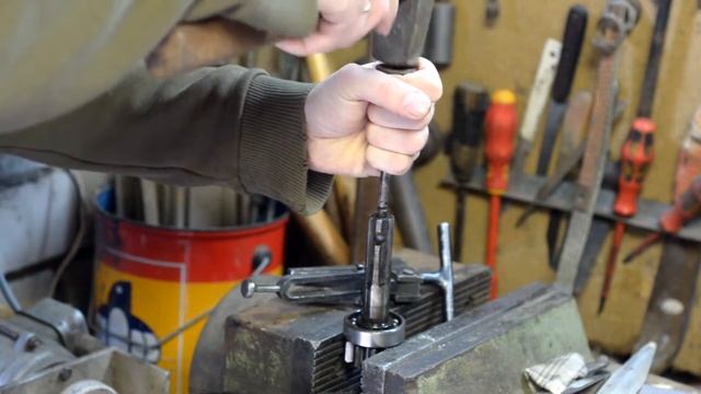 Мост Днепр МТ-16 (ч.3): Замена подшипников хвостовика. (Replacement stem bearings)