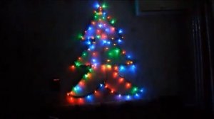 Ёлочка на стене из гирлянды