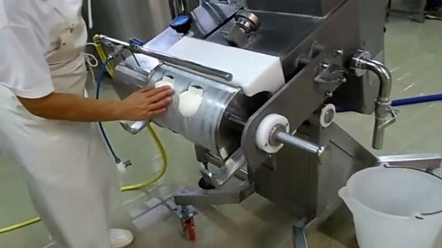 Уникальное видео! Производство моцареллы в Италии часть1(СКАМОРЦА)