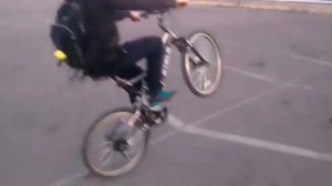 Учусь ездить на заднем колесе на велосипеде))))