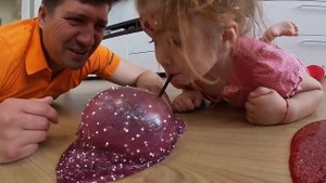 Огромный пузырь из залипательного слайма  Смешиваем лизуны