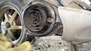 Как добраться к двигателю скутера(3 минуты видео).