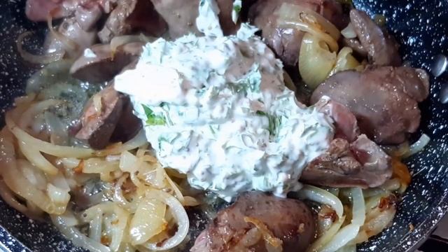 Куриная печень в сметане без муки ! Просто тает во рту ! Проще и вкуснее не бывает.