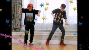 Мальчишки танцуют