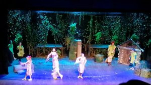 Сцена из спектакля Театра Луны "Ваня в сарафане"