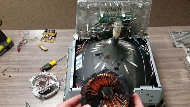 Scrapping CRT monitor for copper recovery смотреть онлайн