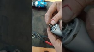 снятие шестерни с электродвигателя шуруповерта.