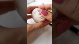 *Лепка губ куклы*