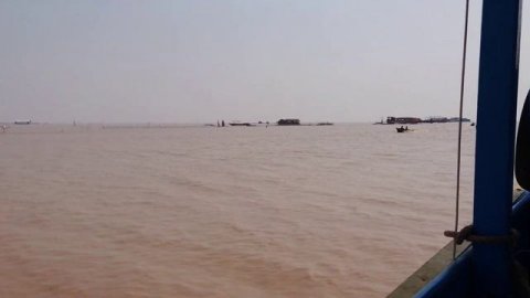 Жуткое место: плавучая деревня в Камбодже/Floating village in Cambodia(HD, 4K).