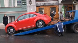 Как эвакуируют авто в центре Санкт-Петербурга за 2 минуты на примере красного «Фольксваген Жук»